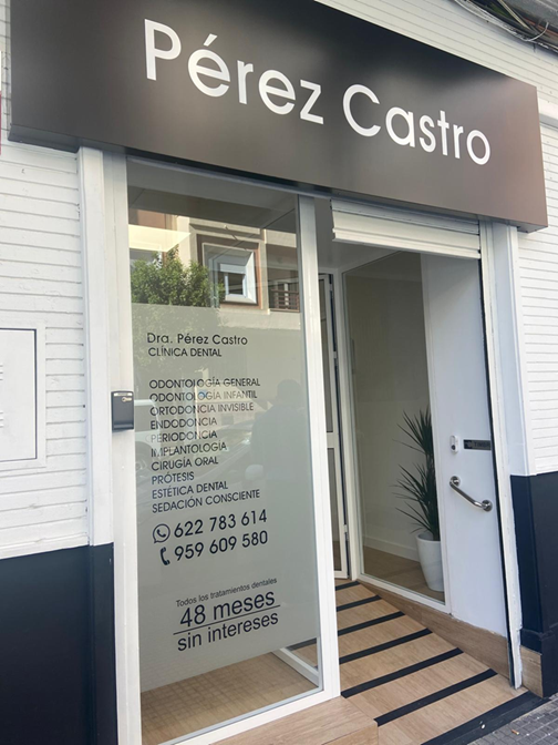 Puerta de la clínica dental en Huelva
